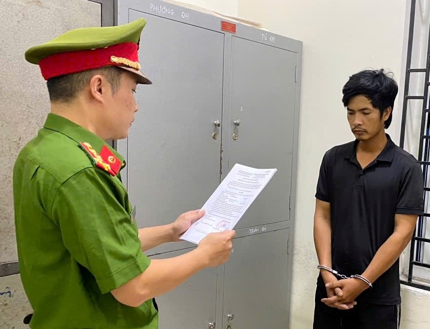 Công an phường Hải An bắt giữ đối tượng Phạm Văn Quân. Ảnh: CQCA