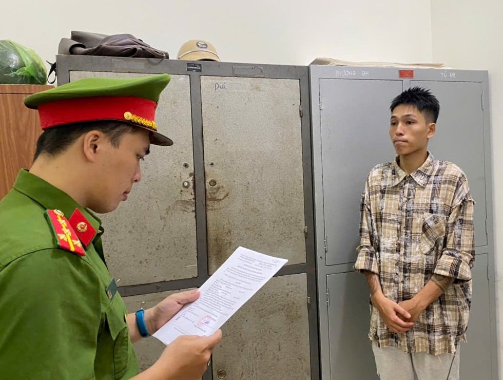 Công an phường Hải An bắt giữ đối tượng Đỗ Thành Long. Ảnh: CQCA