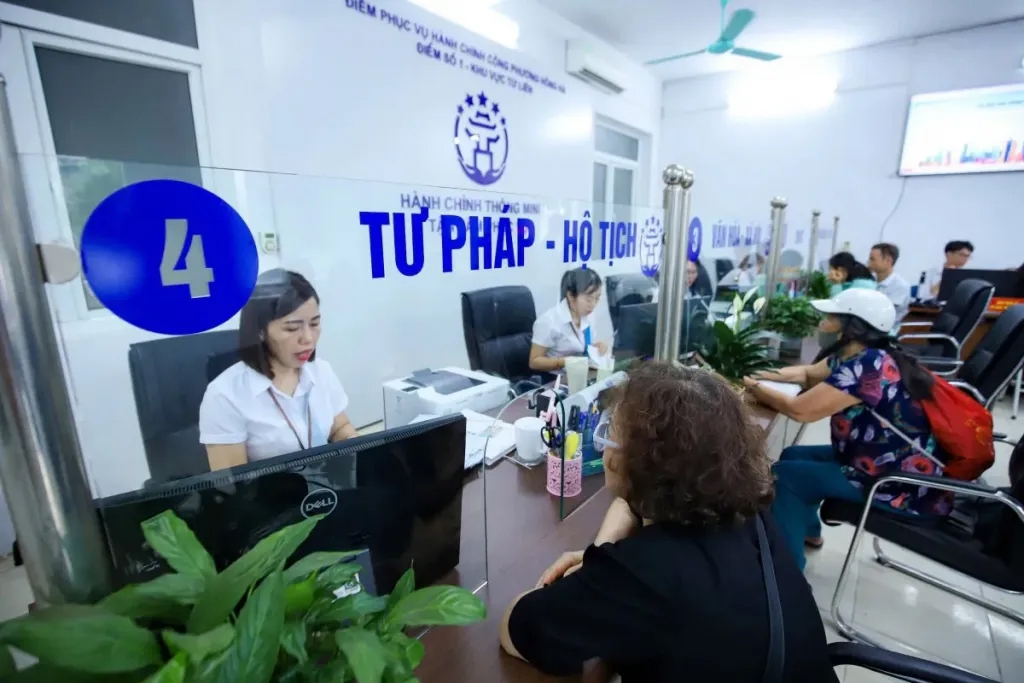 Cán bộ phường Hồng Hà, Hà Nội giải quyết thủ tục hành chính cho công dân. Ảnh: Bạch Dương