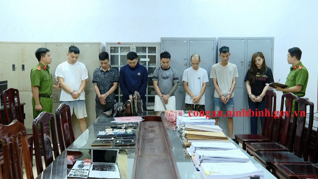 Đối tượng và tang vật vụ án. Ảnh: Công an Ninh Bình