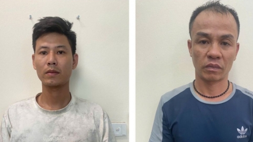 Bên trong ngôi nhà có 4 người đàn đông và 1 người phụ nữ