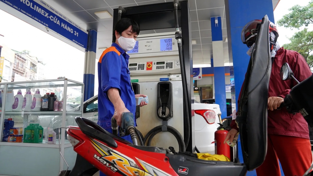 Giá xăng dầu trong nước tăng giảm trái chiều từ 15h ngày 21/8