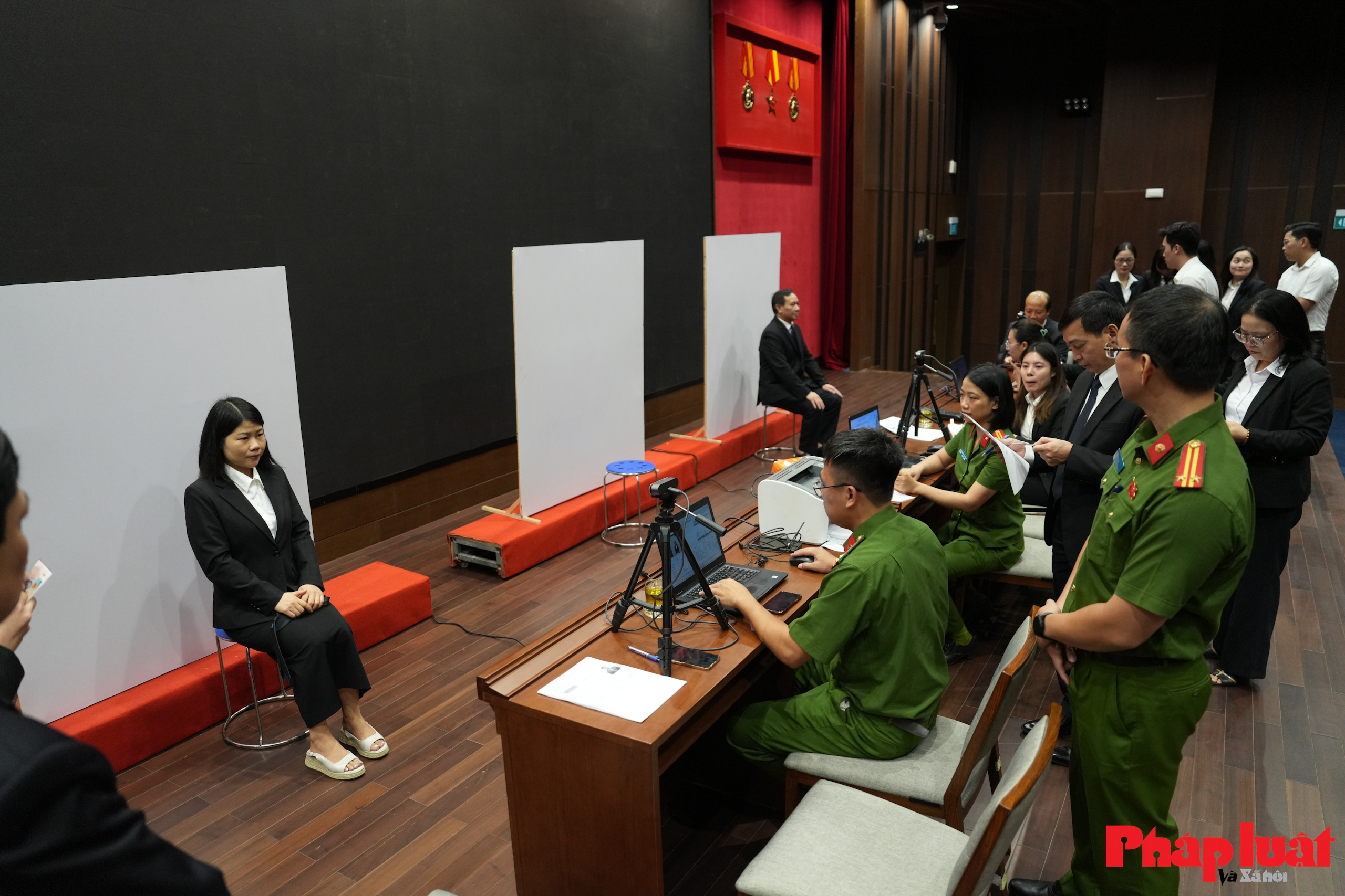 Phường Cửa Nam và Đảng ủy Toà án Nhân dân tối cao phối hợp cấp đổi thẻ Đảng viên