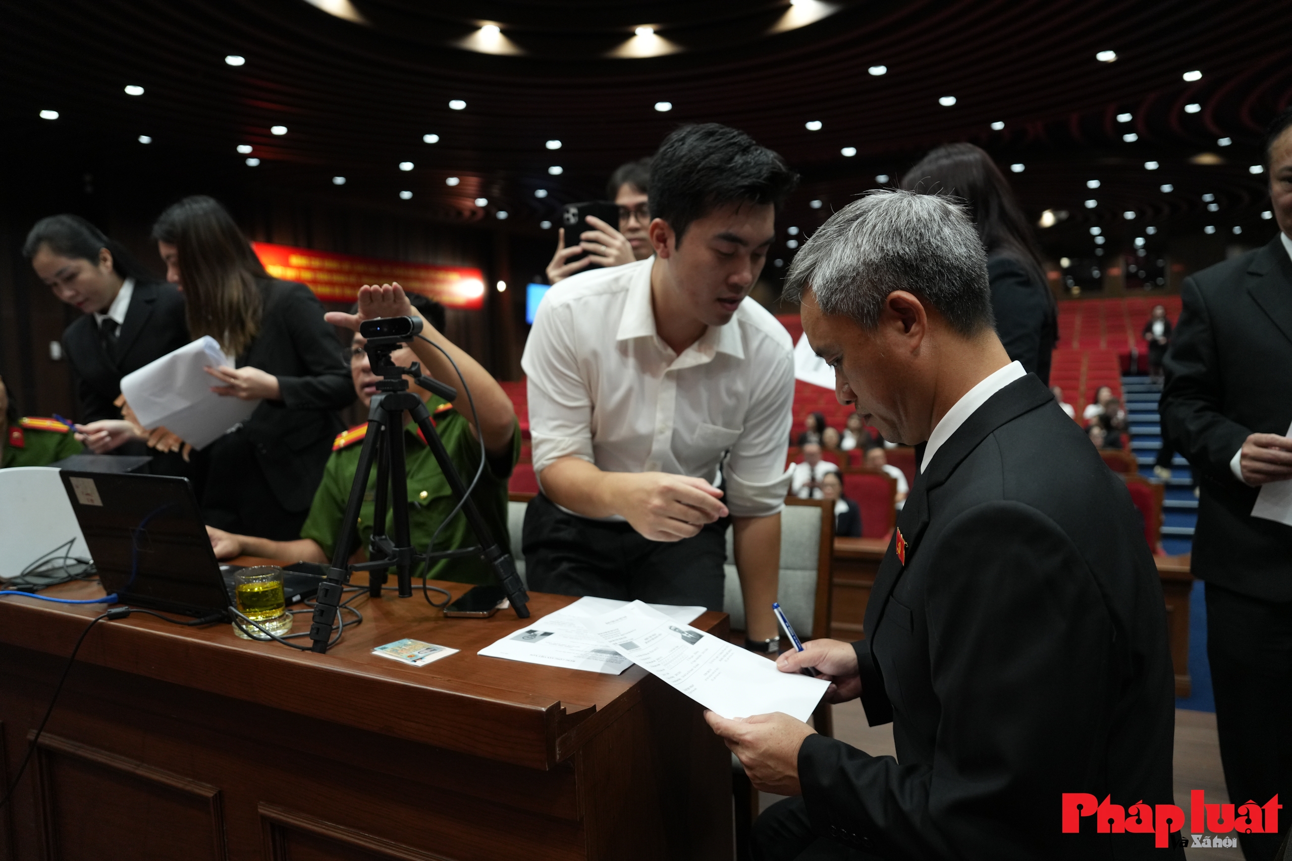 Phường Cửa Nam và Đảng ủy Toà án Nhân dân tối cao phối hợp cấp đổi thẻ Đảng viên