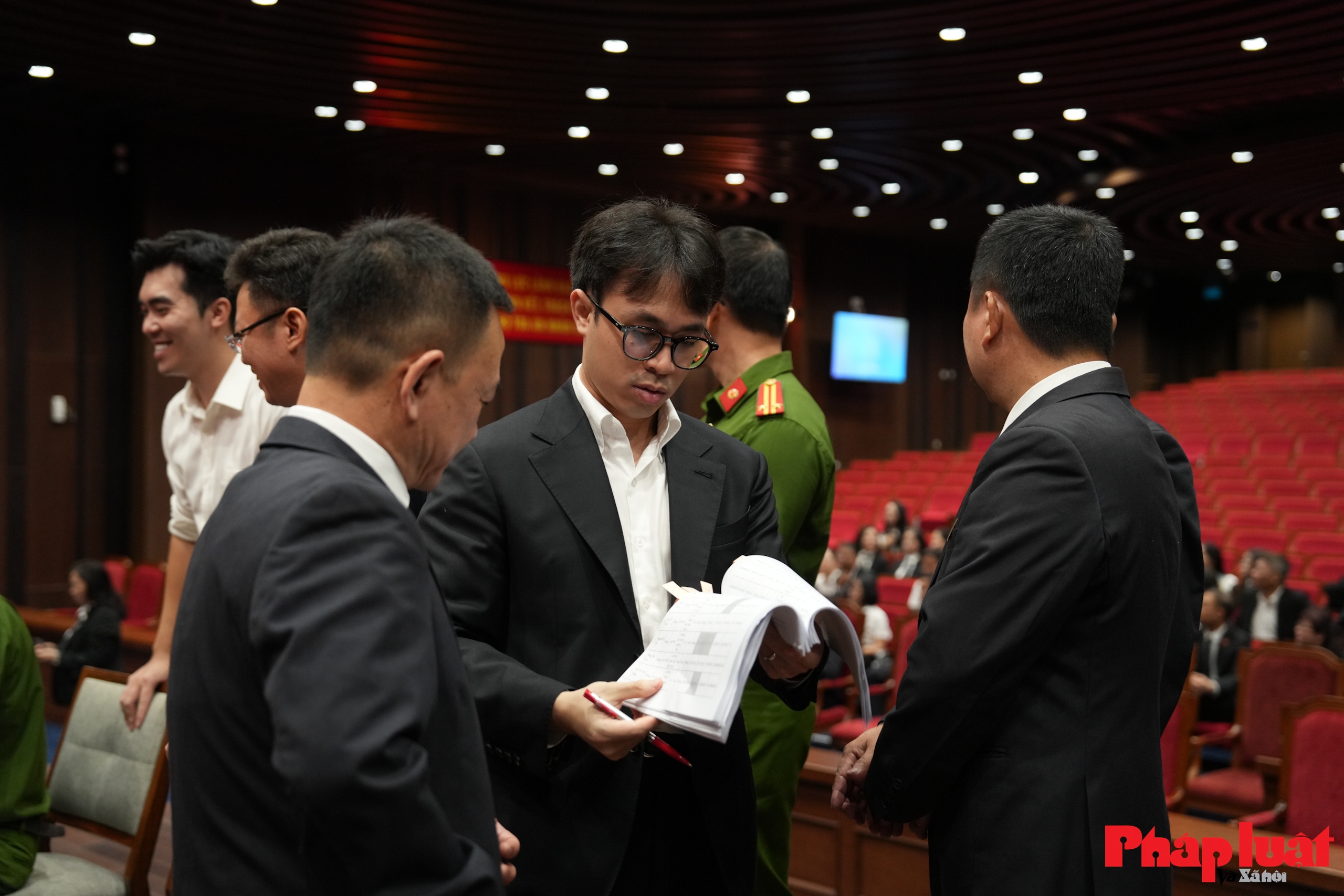 Phường Cửa Nam và Đảng ủy Toà án Nhân dân tối cao phối hợp cấp đổi thẻ Đảng viên