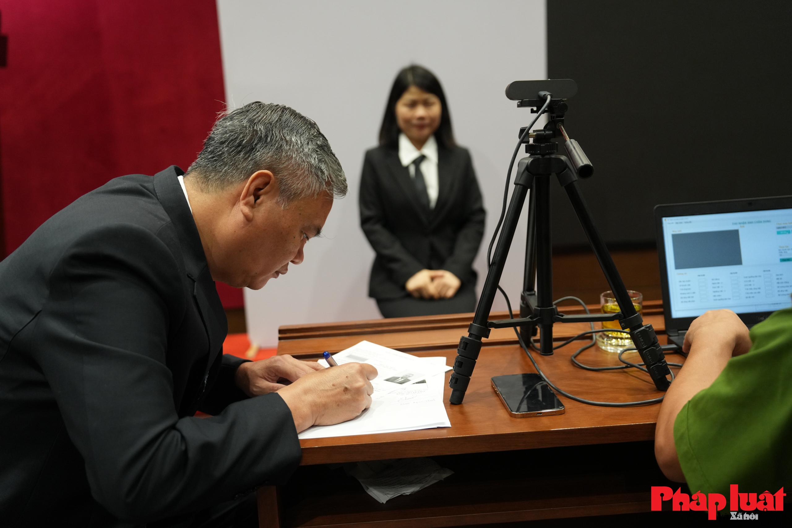 Phường Cửa Nam và Đảng ủy Toà án Nhân dân tối cao phối hợp cấp đổi thẻ Đảng viên