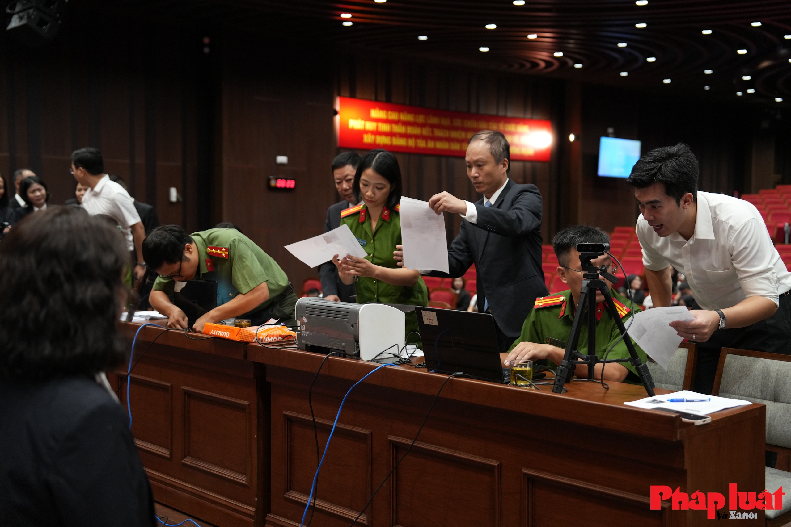 Phường Cửa Nam và Đảng ủy Toà án Nhân dân tối cao phối hợp cấp đổi thẻ Đảng viên