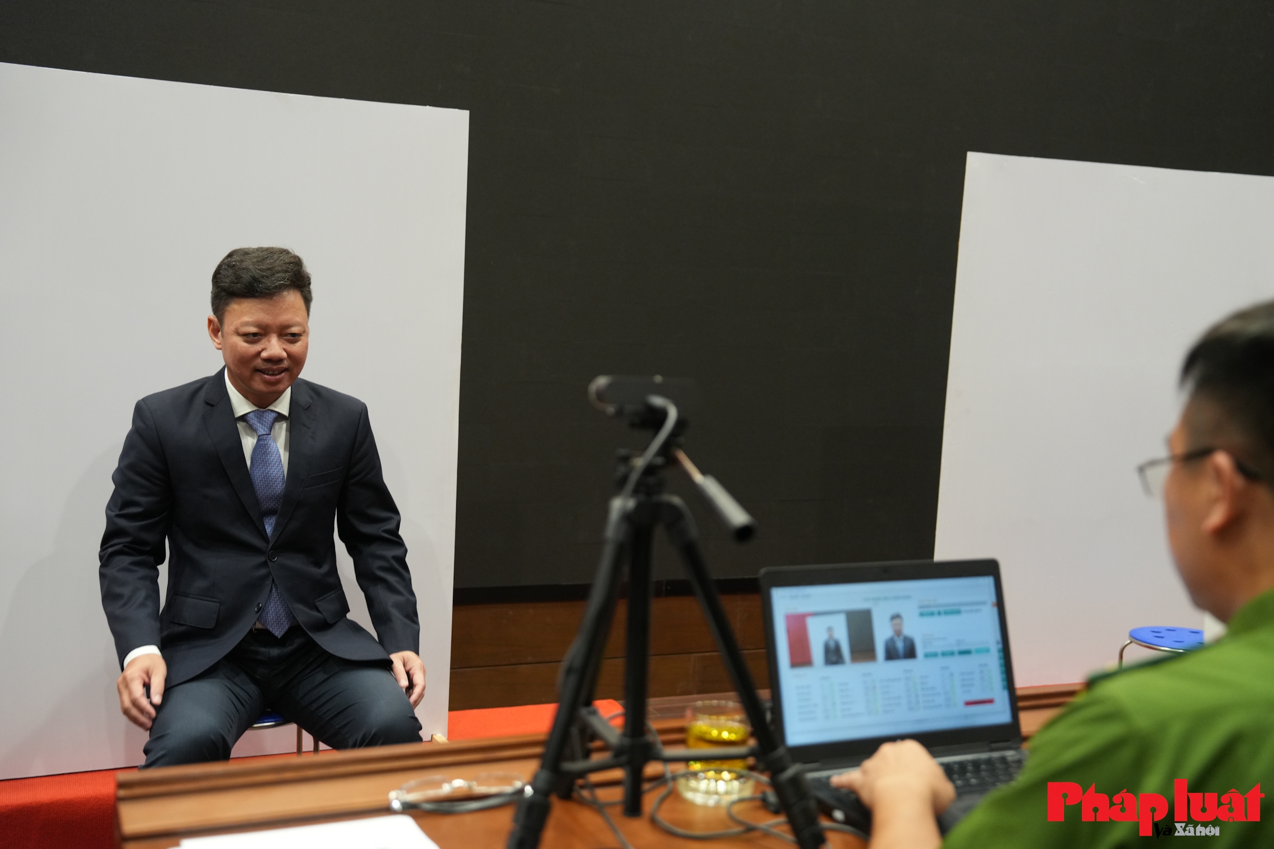 Phường Cửa Nam và Đảng ủy Toà án Nhân dân tối cao phối hợp cấp đổi thẻ Đảng viên