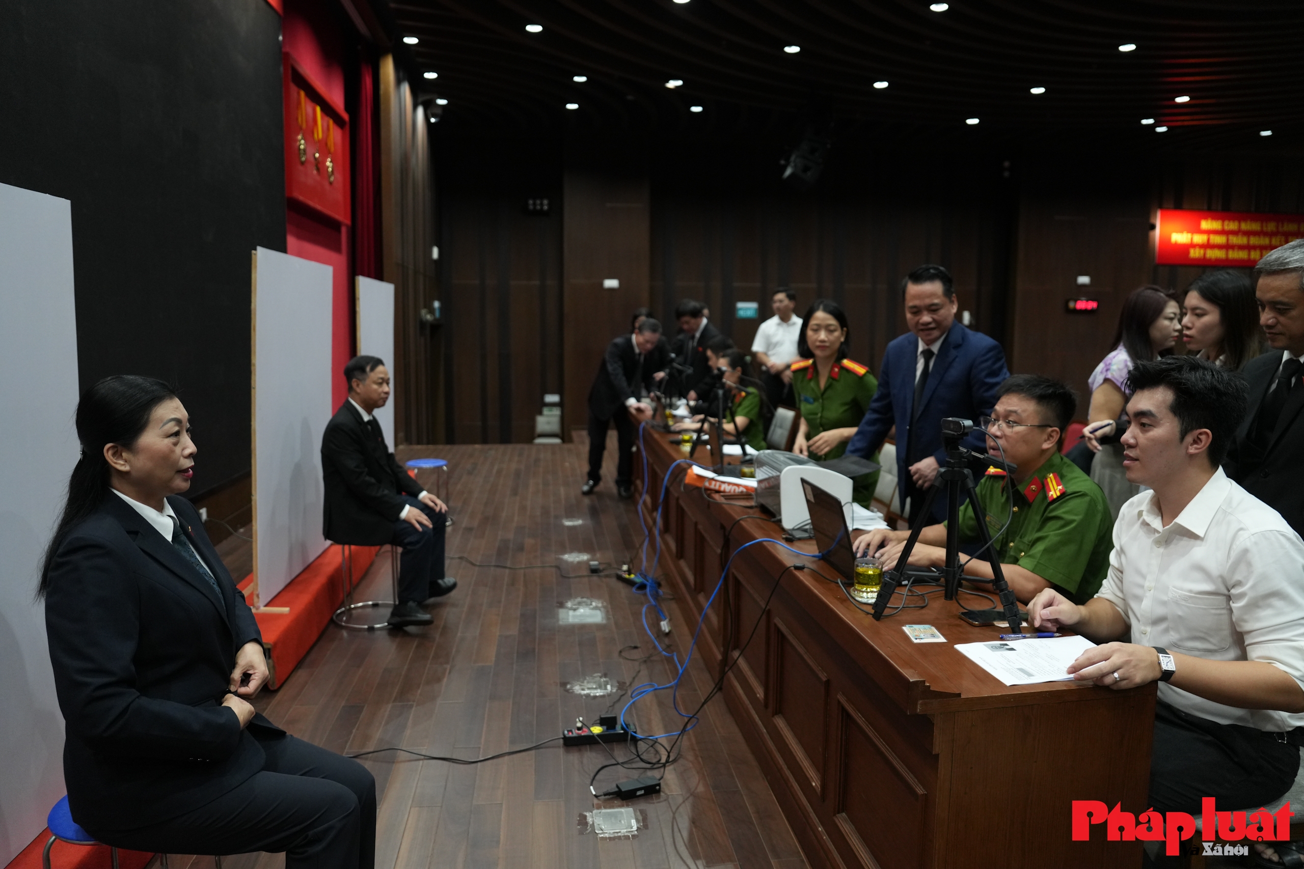 Phường Cửa Nam và Đảng ủy Toà án Nhân dân tối cao phối hợp cấp đổi thẻ Đảng viên