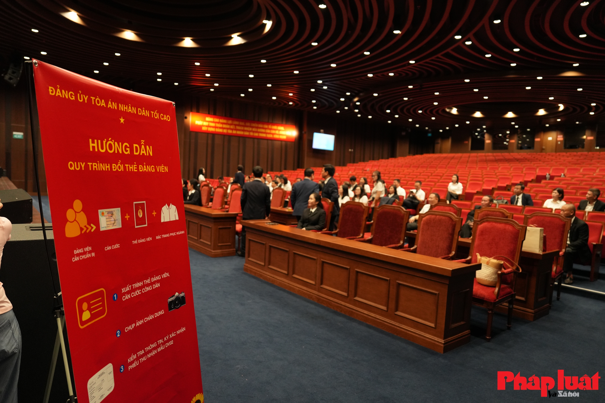 Phường Cửa Nam và Đảng ủy Toà án Nhân dân tối cao phối hợp cấp đổi thẻ Đảng viên