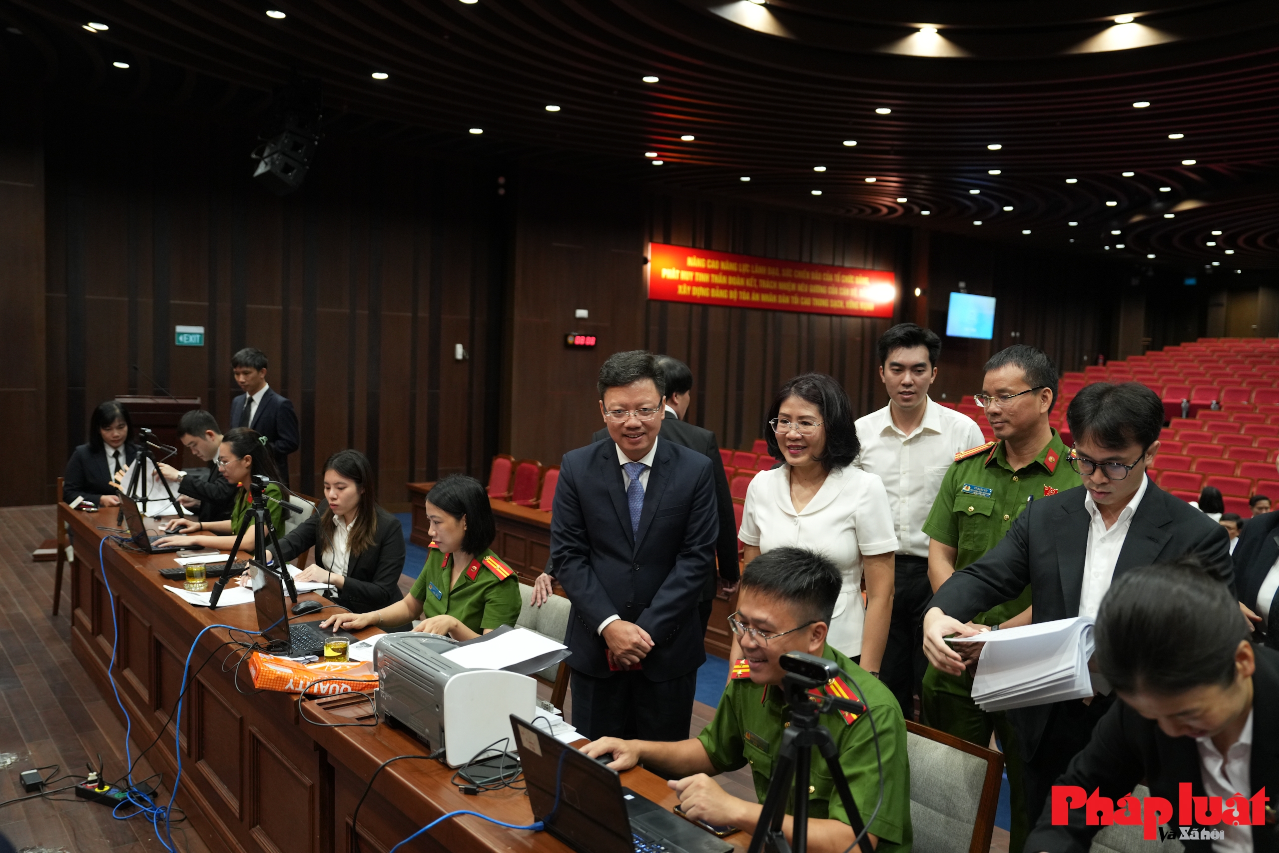 Phường Cửa Nam và Đảng ủy Toà án Nhân dân tối cao phối hợp cấp đổi thẻ Đảng viên