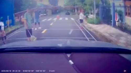 Giăng lưới đánh cầu giữa lòng đường: căn cứ pháp lý nào xử lý hành vi này?