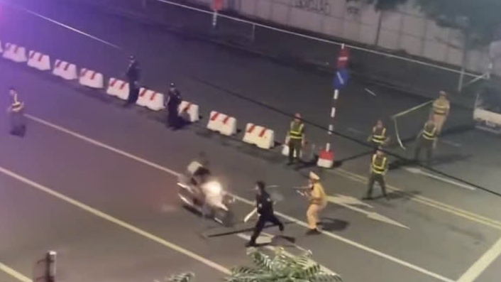 2 thanh niên đi xe máy tốc độ cao vào đường cấm phục vụ A80, tông trúng Cảnh sát cơ động