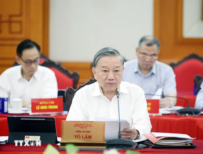 Bộ Chính trị cho ý kiến về công tác chuẩn bị Đại hội Đảng bộ Thành phố Hà Nội và Thành phố Hồ Chí Minh