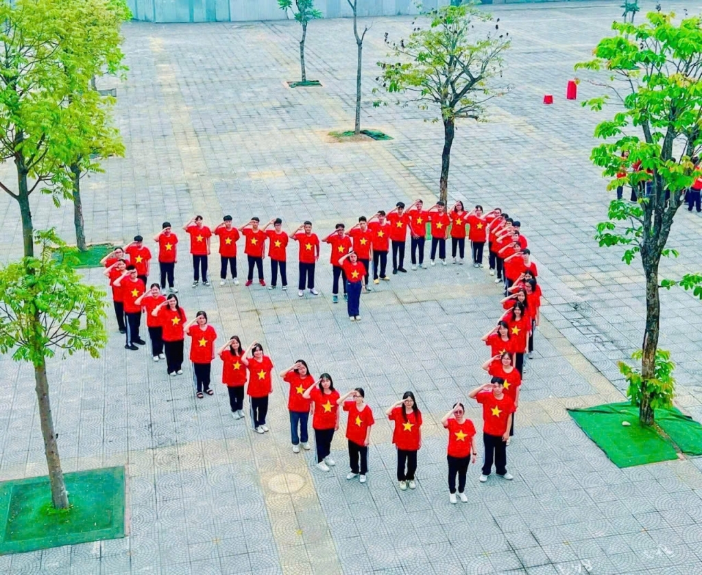 Học sinh Trường THCS Đô thị Việt Hưng xếp hình trái tim, thể hiện tình yêu quê hương, đất nước.