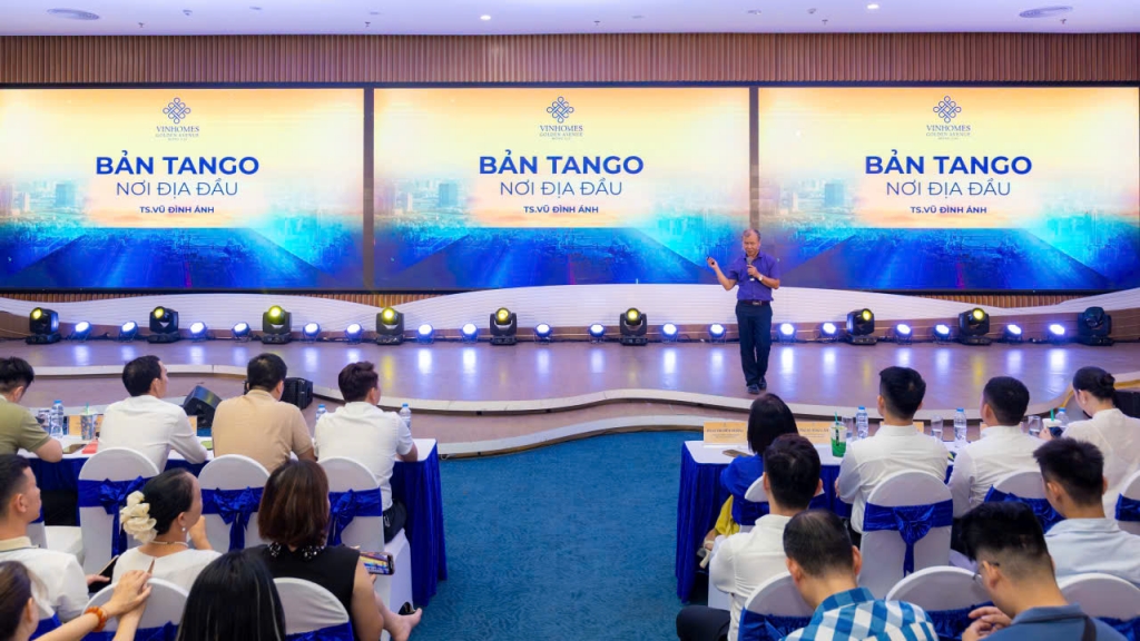 TS. Vũ Đình Ánh: “Móng Cái đang đứng trước cơ hội vươn mình trở thành trung tâm thương mại và logistics hàng đầu khu vực” TS. Vũ Đình Ánh: “Móng Cái đang đứng trước cơ hội vươn mình trở thành trung tâm thương mại và logistics hàng đầu khu vực”