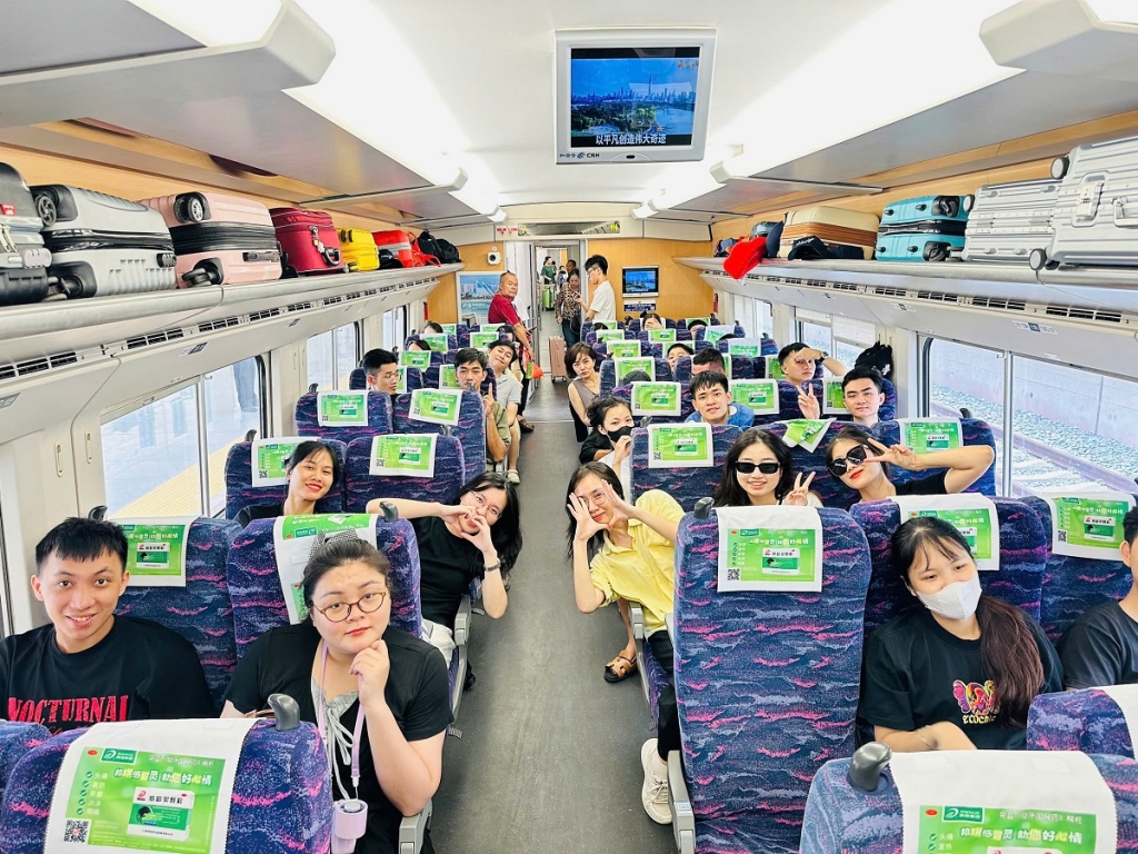 Từ 01/01/2025 đến 15/6/2025, tổng số lượt người xuất nhập cảnh qua tất cả cửa khẩu, lối mở trên địa bàn Móng Cái đạt gần 3,38 triệu lượt Từ 01/01/2025 đến 15/6/2025, tổng số lượt người xuất nhập cảnh qua tất cả cửa khẩu, lối mở trên địa bàn Móng Cái đạt gần 3,38 triệu lượt