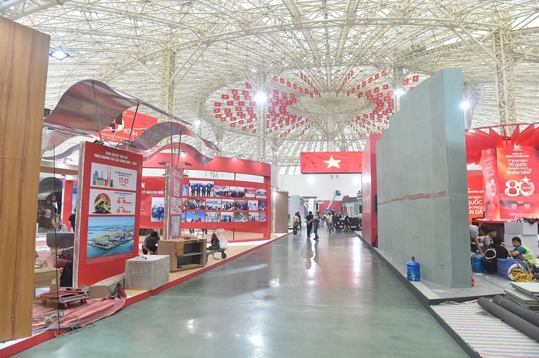 Các gian trưng bày tại Triển lãm đang trong quá trình hoàn thiện - Ảnh: VGP/Giang Thanh