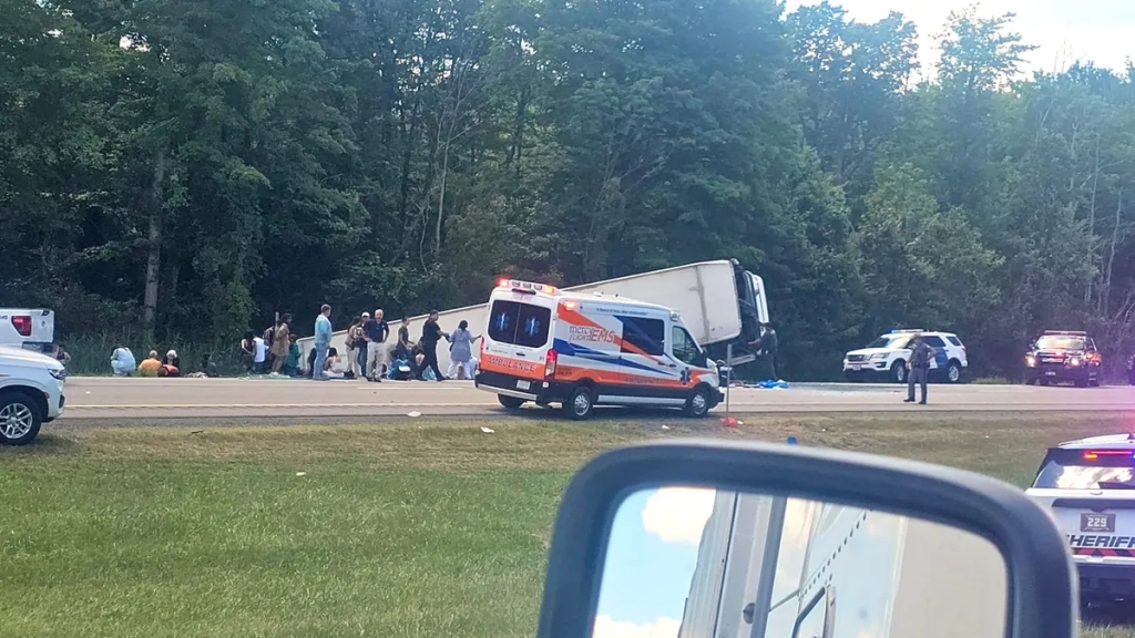 Lật xe chở 54 khách du lịch khiến 5 người tử vong