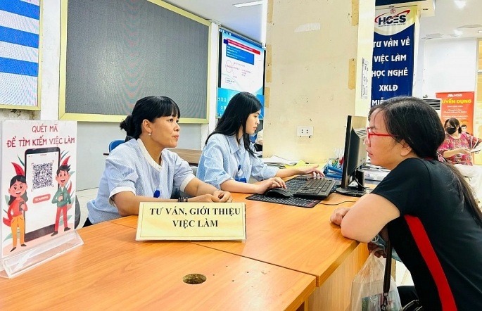 Cán bộ Trung tâm Dịch vụ việc làm Hà Nội tư vấn, giới thiệu việc làm cho NLĐ.