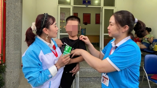 Phụ nữ Thủ đô kịp thời hỗ trợ bé trai bị lạc khi đi xem tổng hợp luyện diễu binh A80