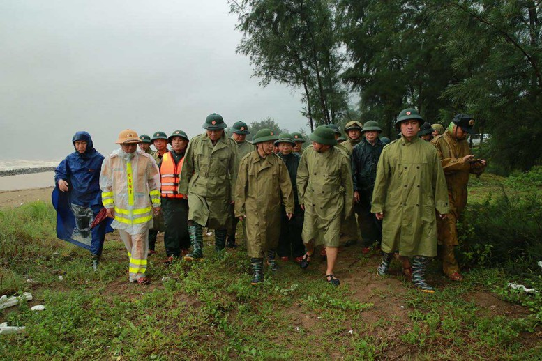 Phó Thủ tướng đi thị sát, kiểm tra tuyến đê biển Hội Thống (Hà Tĩnh) - Ảnh: VGP/Minh Khôi