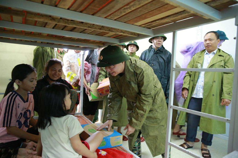 Phó Thủ tướng Trần Hồng Hà thăm hỏi, động viên người dân điểm sơ tán dân cư tránh bão số 5 tại Hà Tĩnh - Ảnh: VGP/Minh Khôi