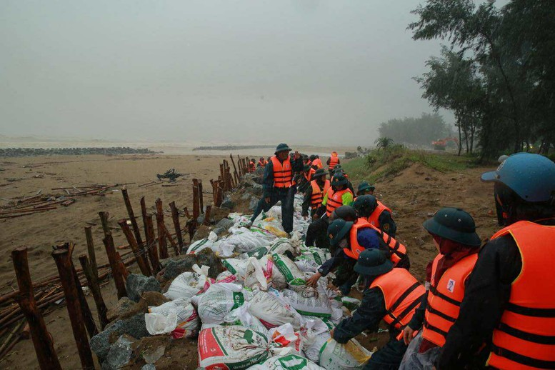 Các lực lượng chức năng gia cố đê kè trước giờ bão đổ bộ - Ảnh: VGP/Minh Khôi