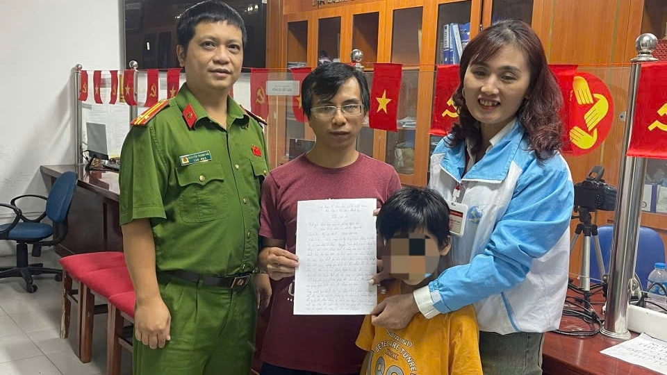 Xúc động lá thư viết tay cảm ơn các lực lượng phường Ngọc Hà hỗ trợ cháu bé bị lạc khi xem diễu binh