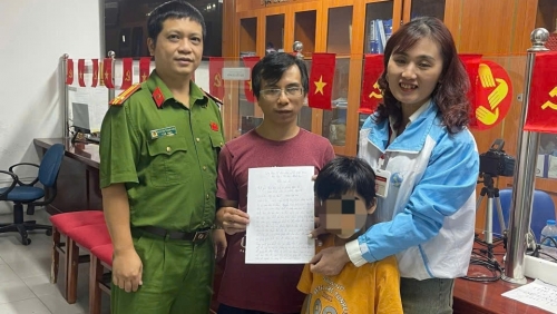 Xúc động lá thư viết tay cảm ơn các lực lượng phường Ngọc Hà hỗ trợ cháu bé bị lạc khi xem diễu binh