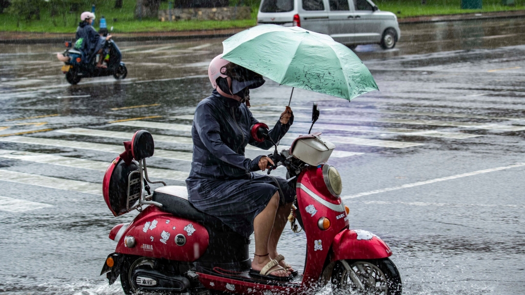 Trung Quốc ban bố cảnh báo cam với bão Kajiki, Hải Nam hứng mưa kỷ lục