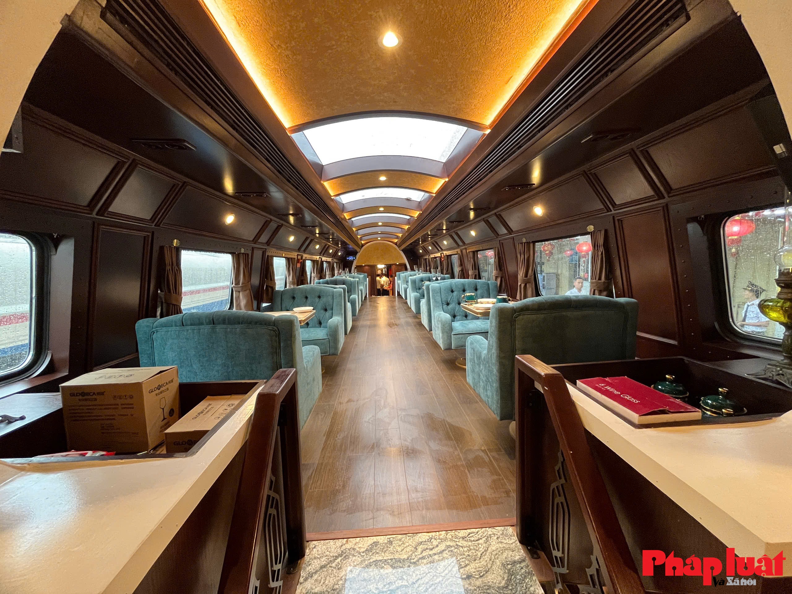 Đi tàu du lịch “Hà Nội 5 cửa ô”, trải nghiệm văn hóa, công nghệ và di sản Thăng Long