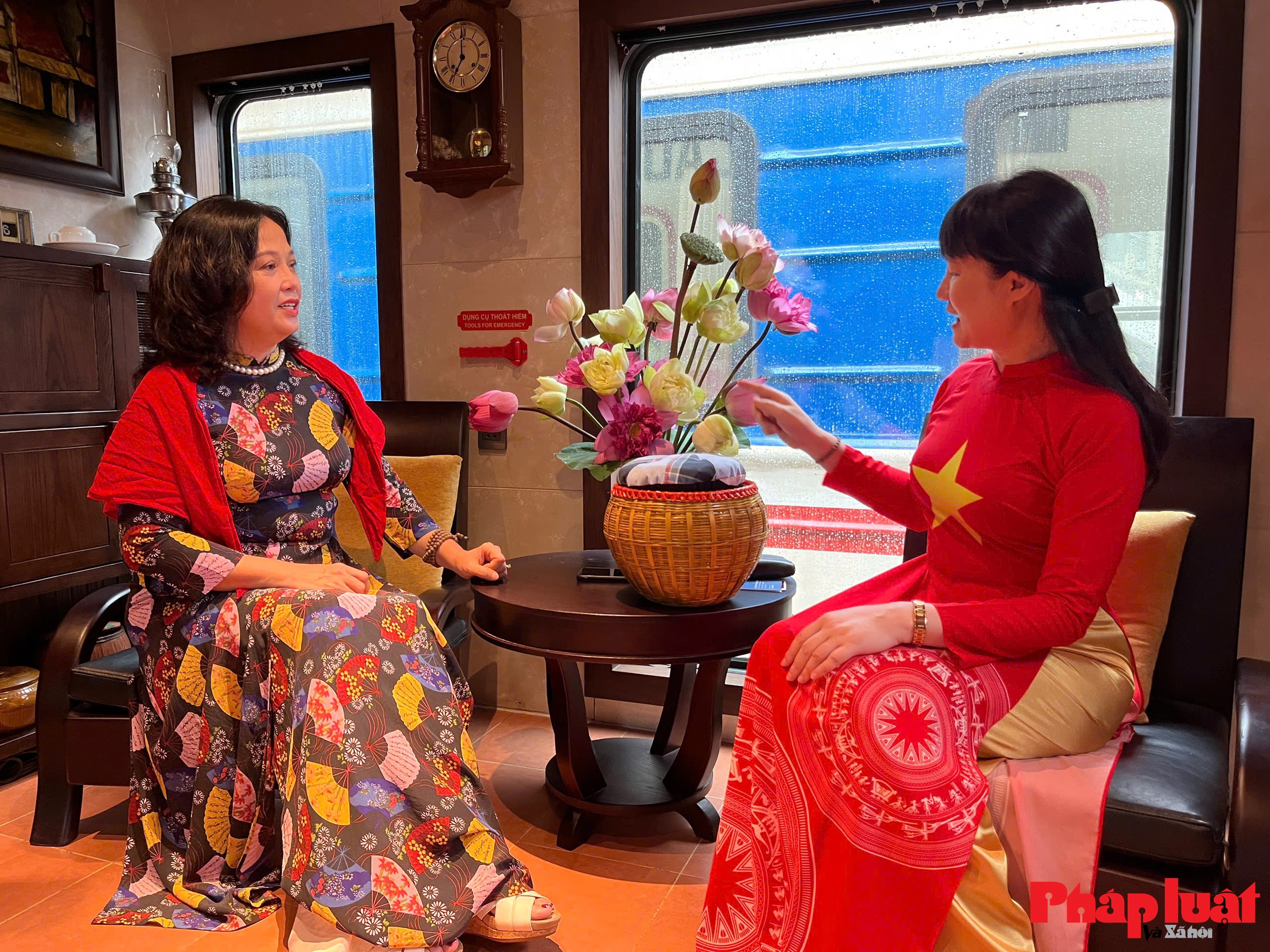 Đi tàu du lịch “Hà Nội 5 cửa ô”, trải nghiệm văn hóa, công nghệ và di sản Thăng Long