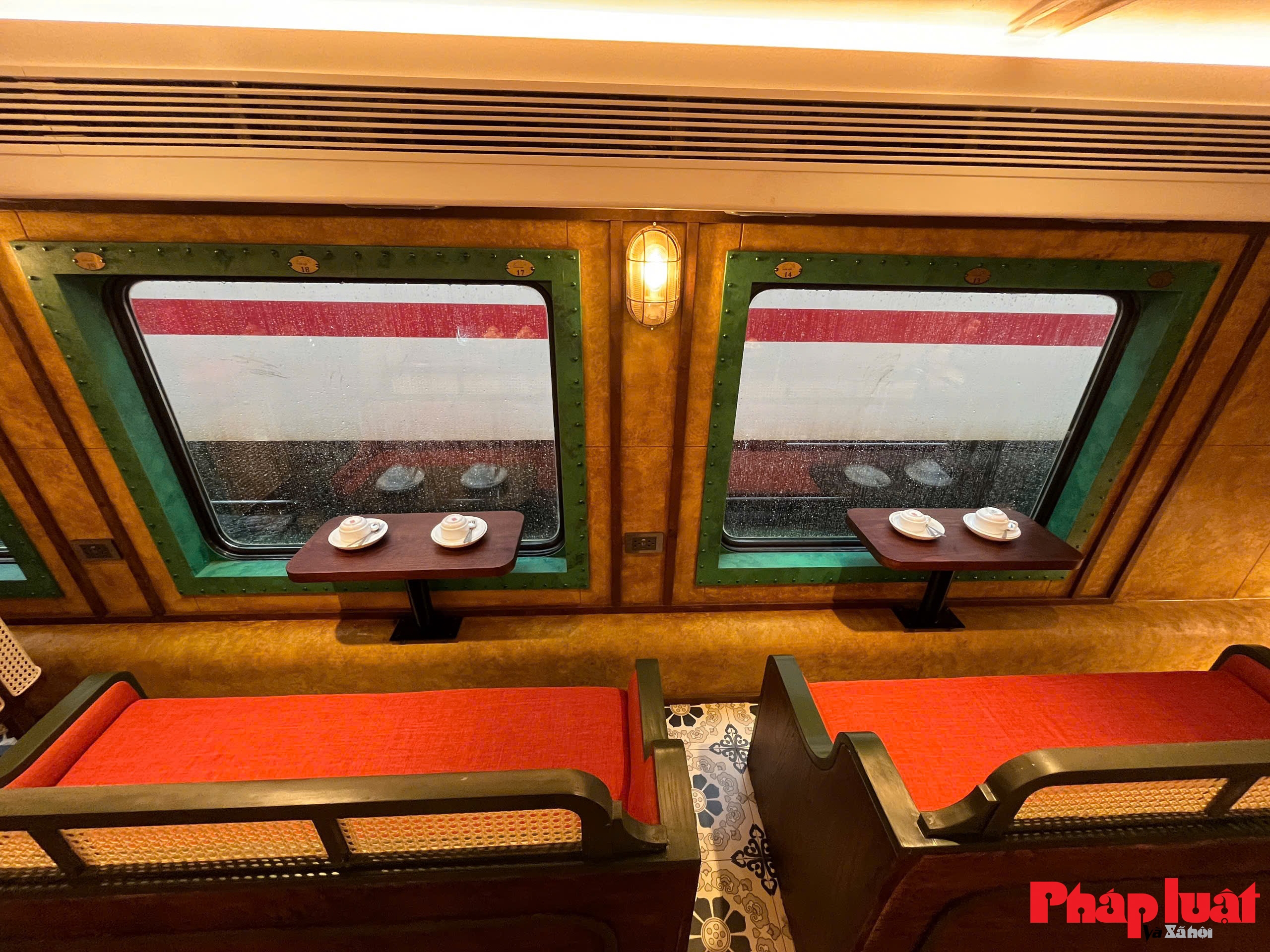 Đi tàu du lịch “Hà Nội 5 cửa ô”, trải nghiệm văn hóa, công nghệ và di sản Thăng Long