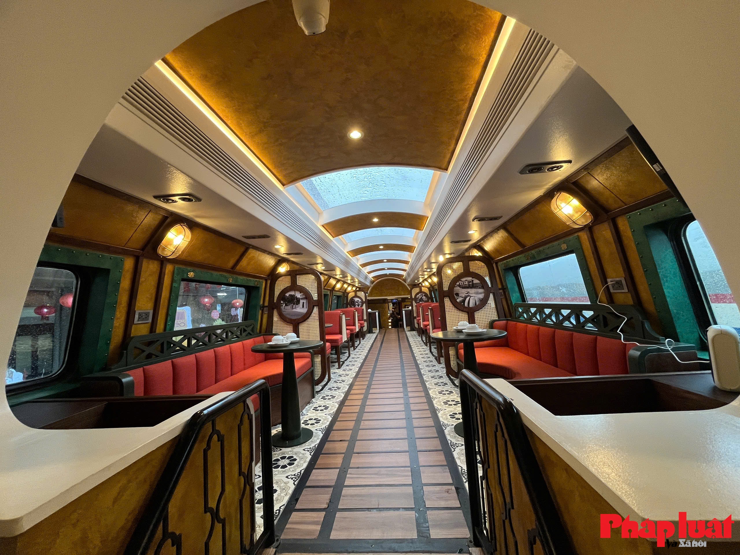 Đi tàu du lịch “Hà Nội 5 cửa ô”, trải nghiệm văn hóa, công nghệ và di sản Thăng Long