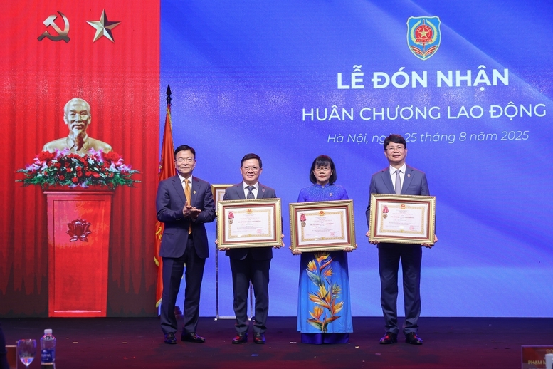 Phó Thủ tướng Lê Thành Long trao Huân chương Lao động hạng Ba tặng các tập thể, cá nhân. Ảnh: VGP/Nhật Bắc Phó Thủ tướng Lê Thành Long trao Huân chương Lao động hạng Ba tặng các tập thể, cá nhân. Ảnh: VGP/Nhật Bắc