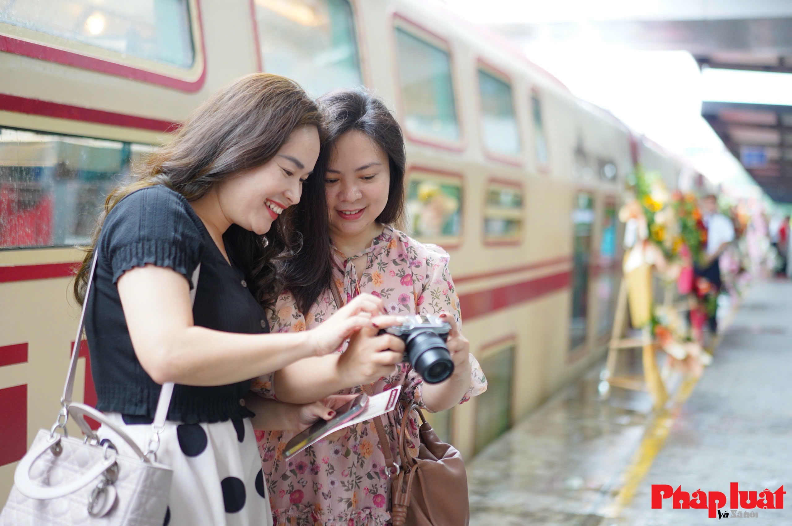 Đi tàu du lịch “Hà Nội 5 cửa ô”, trải nghiệm văn hóa, công nghệ và di sản Thăng Long