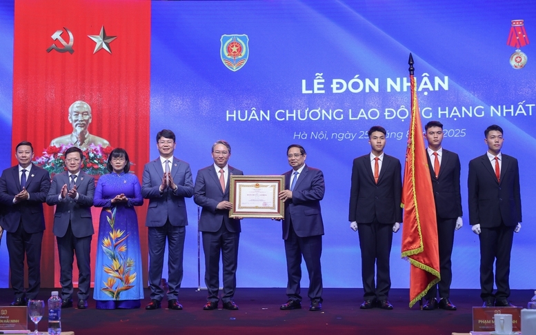 Thủ tướng Phạm Minh Chính trao Huân chương Lao động hạng Nhất tặng Bộ Tư pháp. Ảnh: VGP/Nhật Bắc Thủ tướng Phạm Minh Chính trao Huân chương Lao động hạng Nhất tặng Bộ Tư pháp. Ảnh: VGP/Nhật Bắc