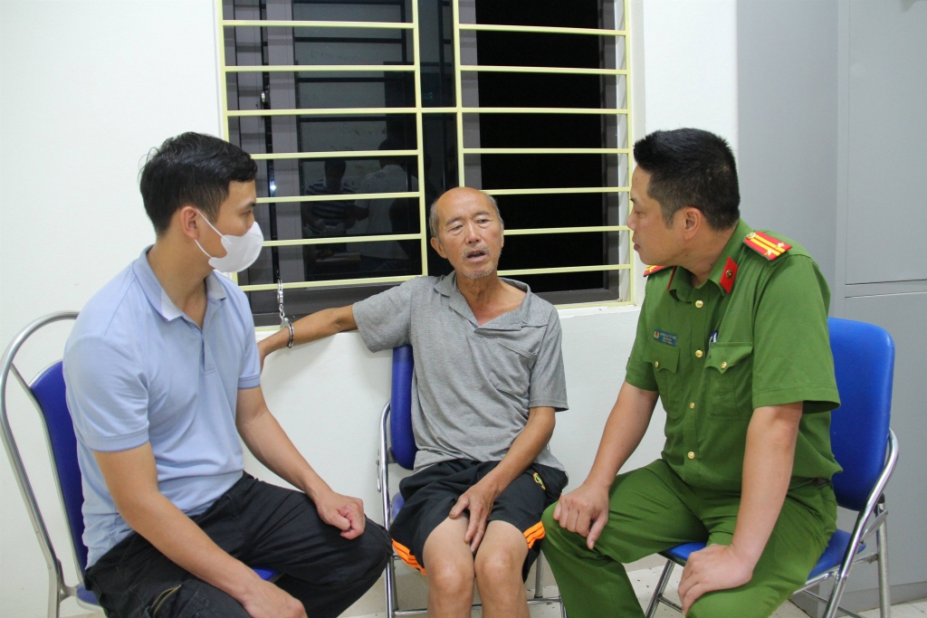 Đối tượng Hầu Chẩn Hòa tại cơ quan điều tra. Ảnh: CQCA Đối tượng Hầu Chẩn Hòa tại cơ quan điều tra. Ảnh: CQCA