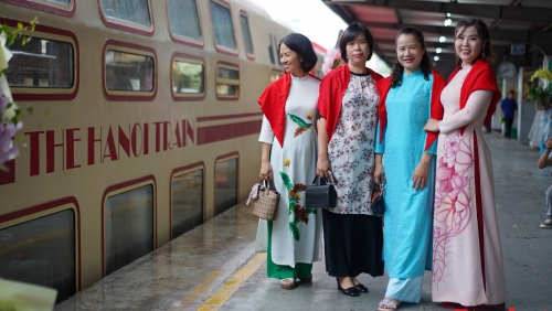 Đi tàu du lịch “Hà Nội 5 cửa ô”, trải nghiệm văn hóa, công nghệ và di sản Thăng Long