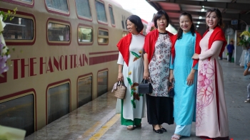 Đi tàu du lịch “Hà Nội 5 cửa ô”, trải nghiệm văn hóa, công nghệ và di sản Thăng Long