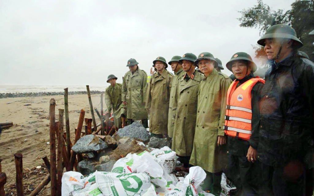 Phó Thủ tướng Trần Hồng Hà đi thị sát, kiểm tra tuyến đê biển Hội Thống (Hà Tĩnh) - Ảnh: VGP/Minh Khôi