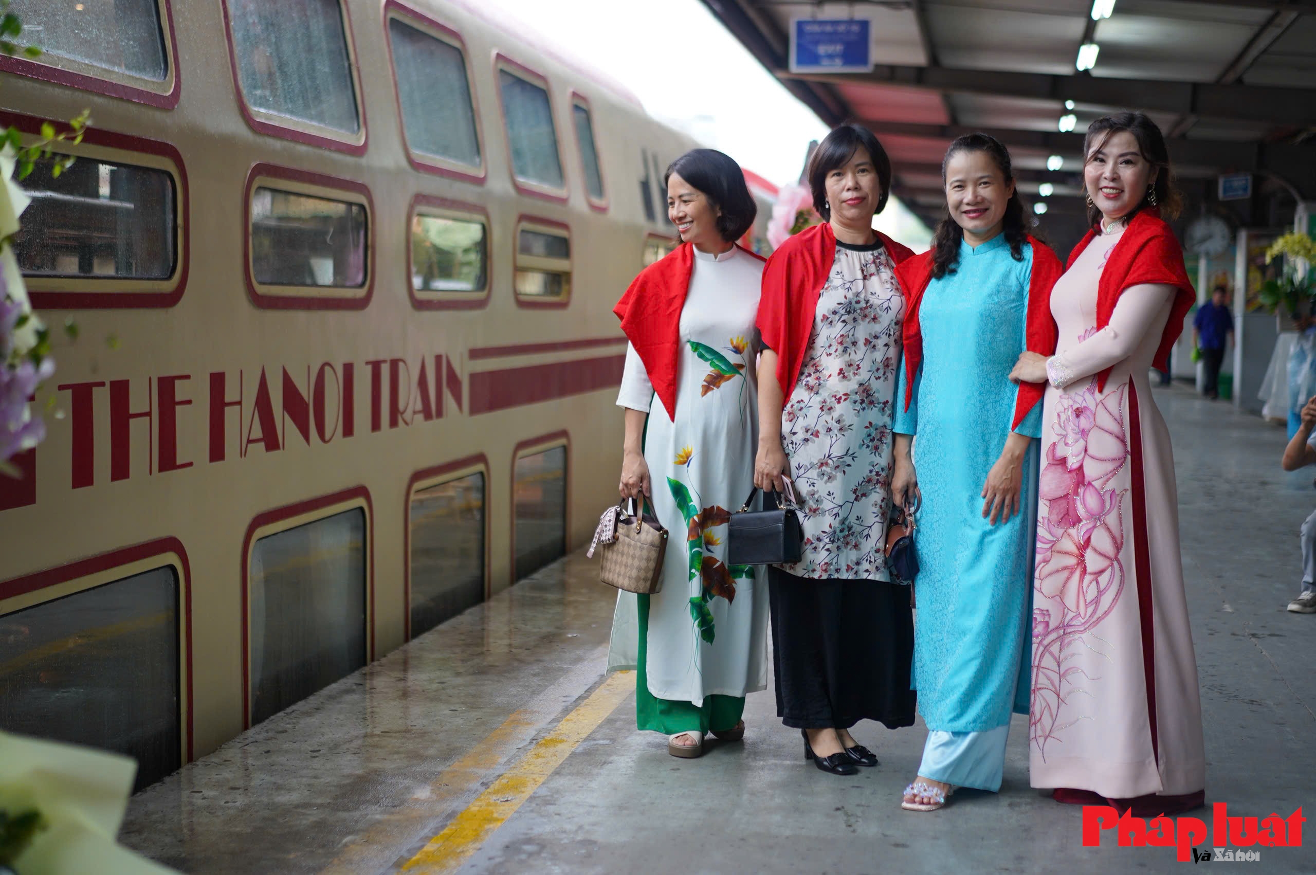 Đi tàu du lịch “Hà Nội 5 cửa ô”, trải nghiệm văn hóa, công nghệ và di sản Thăng Long