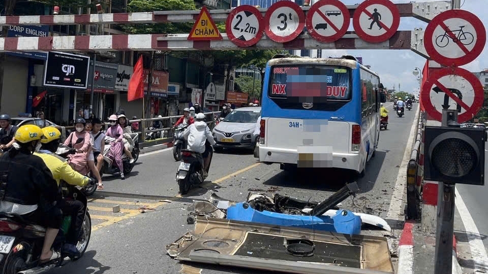 Xử phạt tài xế điều khiển xe khách đi lên cầu vượt Tây Sơn – Thái Hà