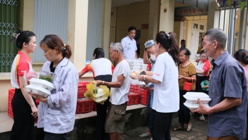 Ấm lòng những suất cơm nghĩa tình ở Bệnh viện Tâm thần Vĩnh Phúc