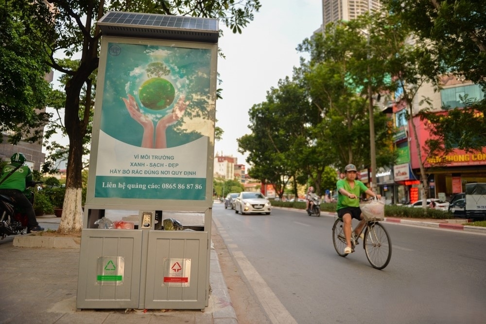 Trên các tuyến phố, URENCO lắp đặt nhiều thùng rác để người dân và du khách giữ gìn vệ sinh chung. Ảnh: Khánh Huy