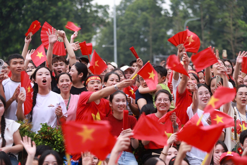 Người dân Hà Nội nô nức xem Tổng hợp luyện Diễu Binh, Diễu hành trên đường phố Hà Nội. Ảnh: Phạm Hùng