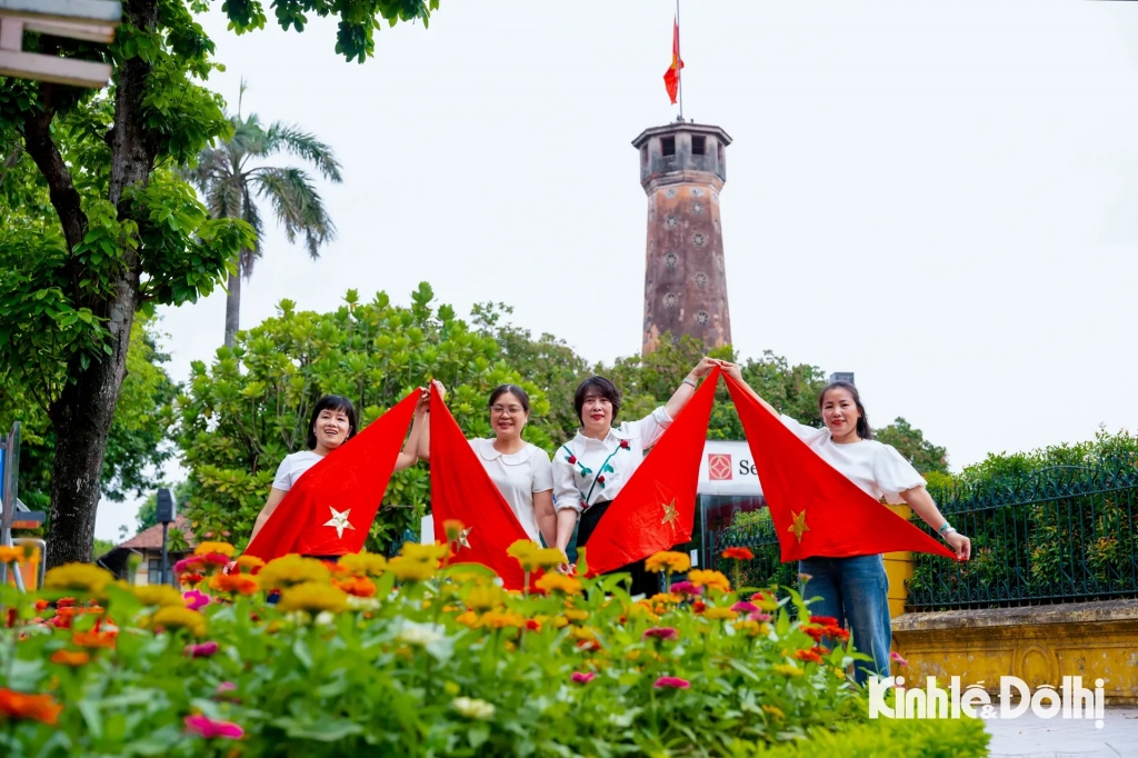 Khách du lịch hào hứng chụp ảnh check-in tại Cột cờ Hà Nội. Ảnh: Anh Tuấn