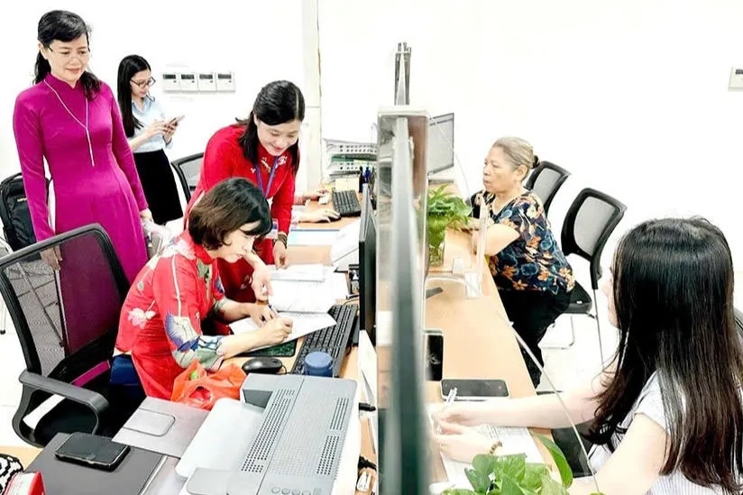 Giải quyết thủ tục hành chính cho người dân tại Điểm phục vụ hành chính công phường Cầu Giấy. Ảnh: H.Hà