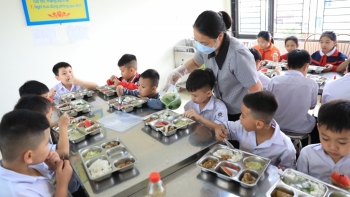 Hỗ trợ bữa ăn bán trú cho học sinh tiểu học là chính sách nhân văn